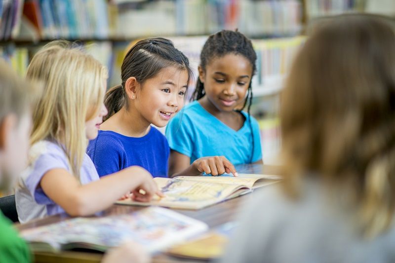 Girls Reading In A Group cm