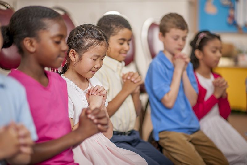 Children Praying Together cm